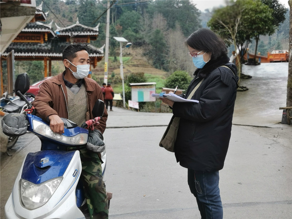 疫情期间干警走村串寨做排查 姚伟_副本.jpg